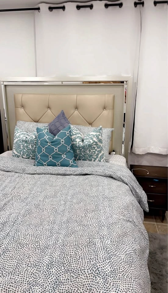 Queen bed with light and storage - photo 2