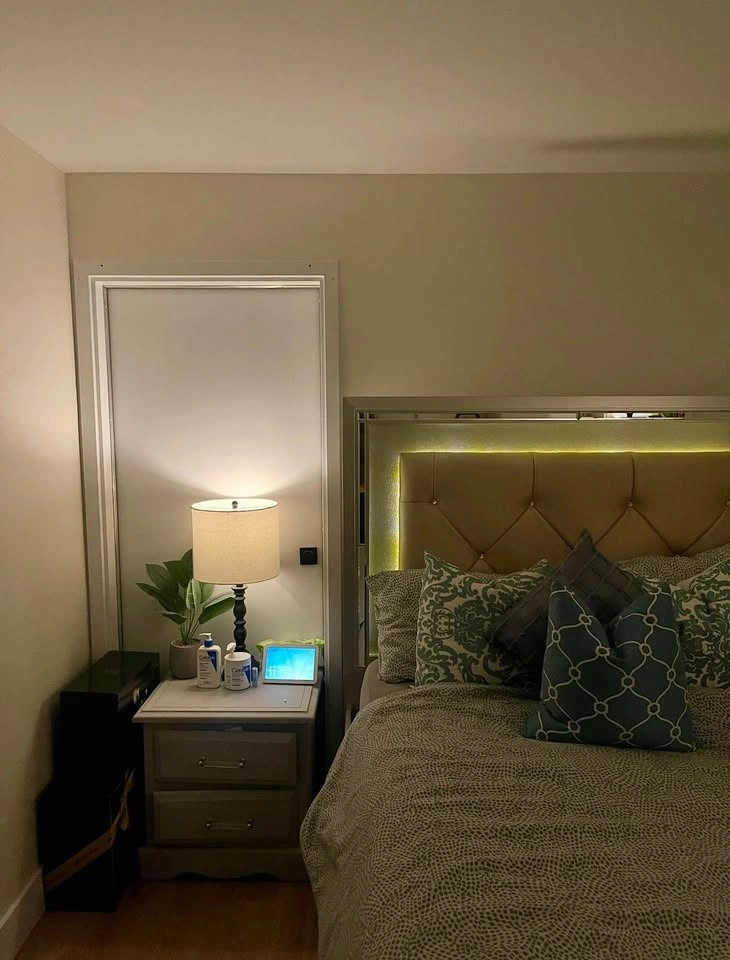 Queen bed with light and storage - photo 3