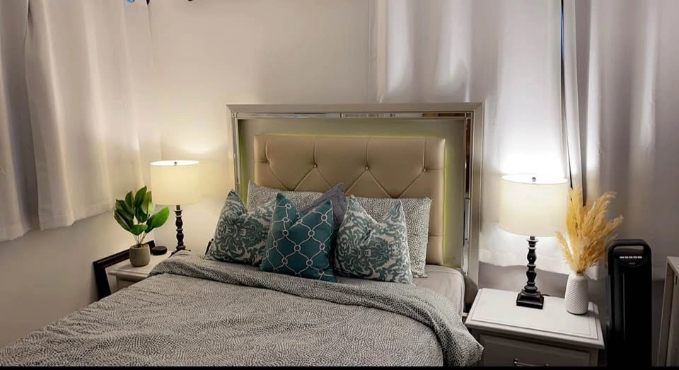 Queen bed with light and storage - photo 4
