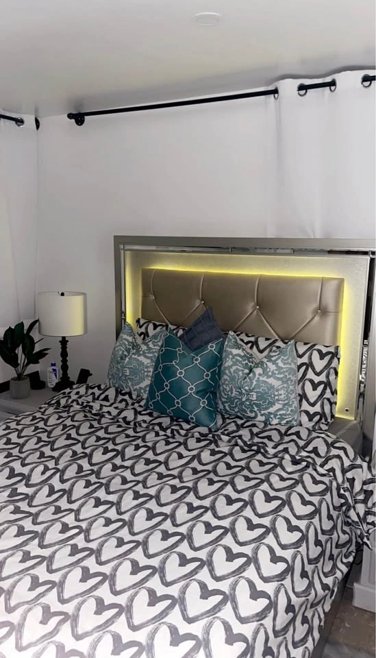 Queen bed with light and storage - photo 5