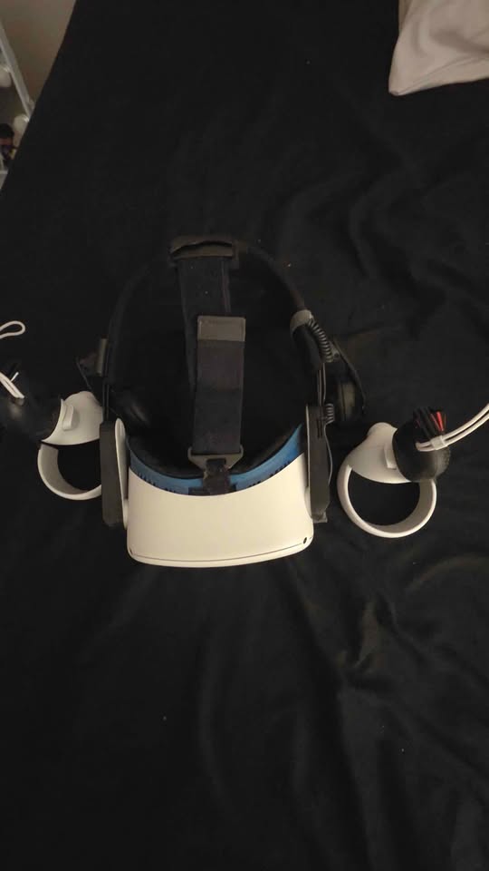 Quest 2 with accessories - photo 2