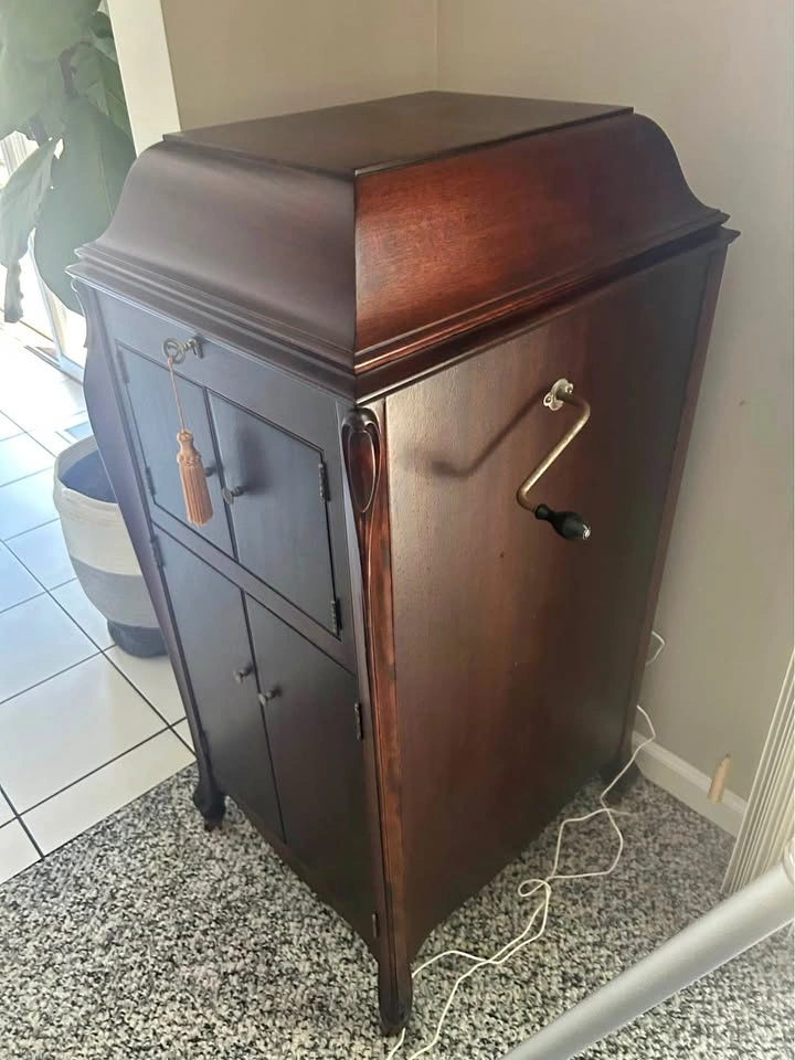 Vintage Victrola VV-XI