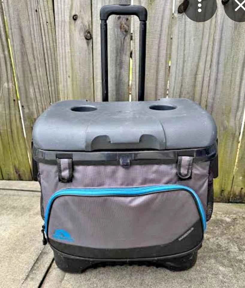 Igloo MaxCold 40 Quart Wheeled Cooler - Black