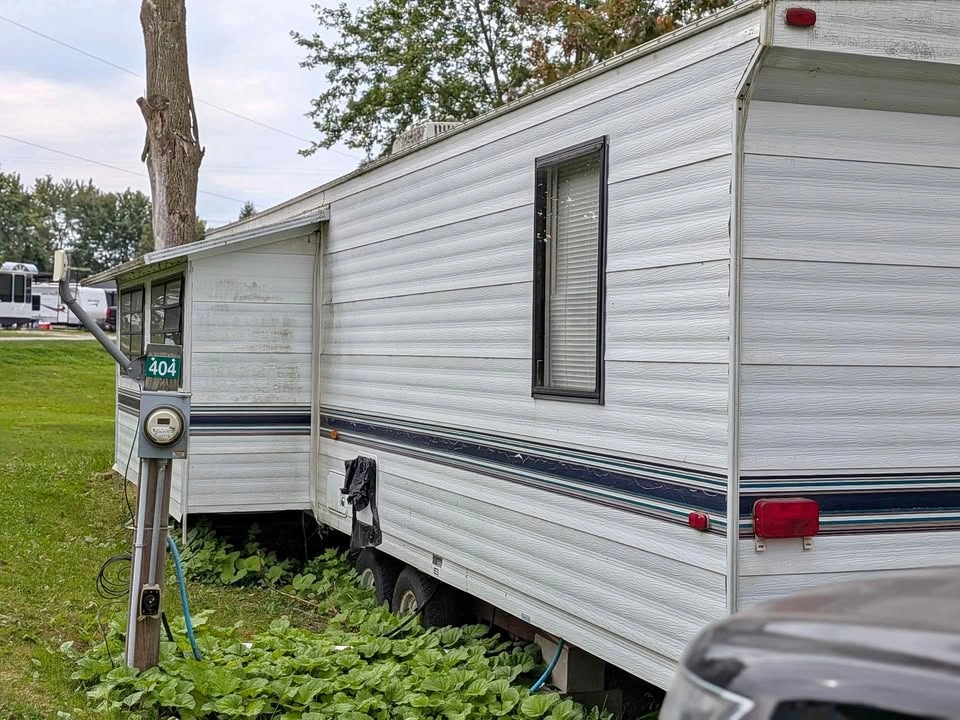 2000 Northlander Legacy Travel Trailer with Slide-Out