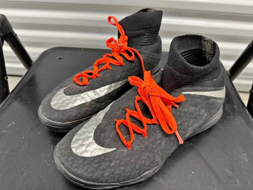 Nike Hypervenom Phantom Indoor Soccer Shoes Boys Size 5Y