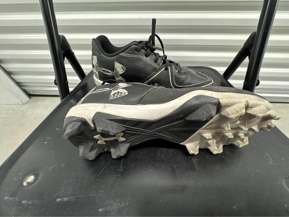 Under Armour Football Cleats Kids Size 6.5 - photo 2