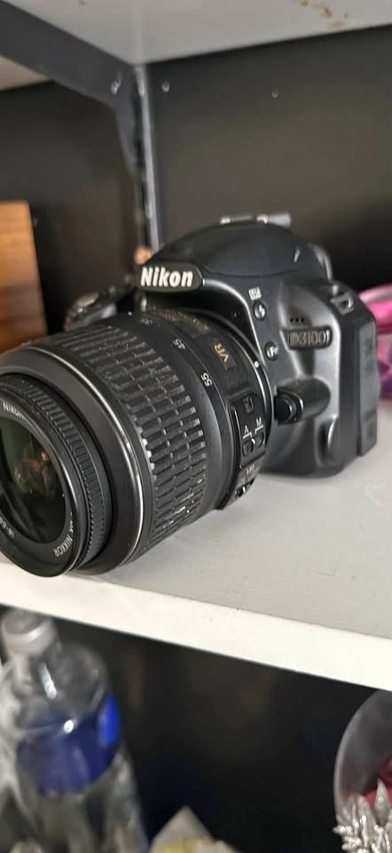 NIKON D3100 W/ NIKNOR 18-55mm