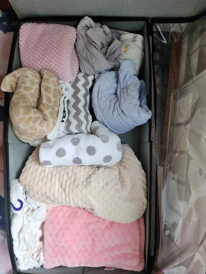 A lot of baby blankets and wearable blankets (0-24M)