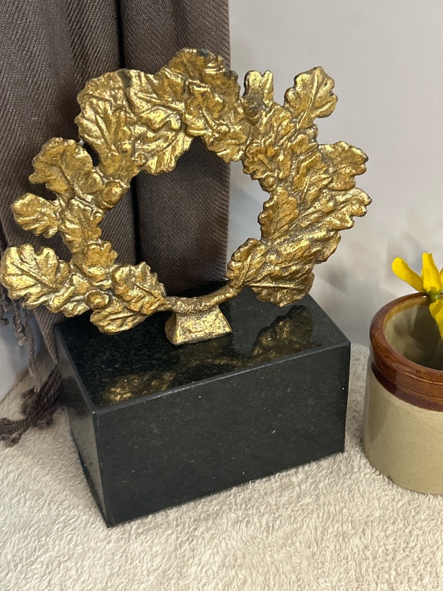 MCM Villa & House Wreath Statue
