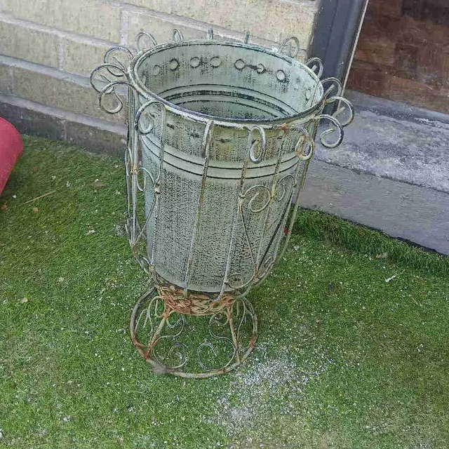 Outdoor vintage planter thumbnail
