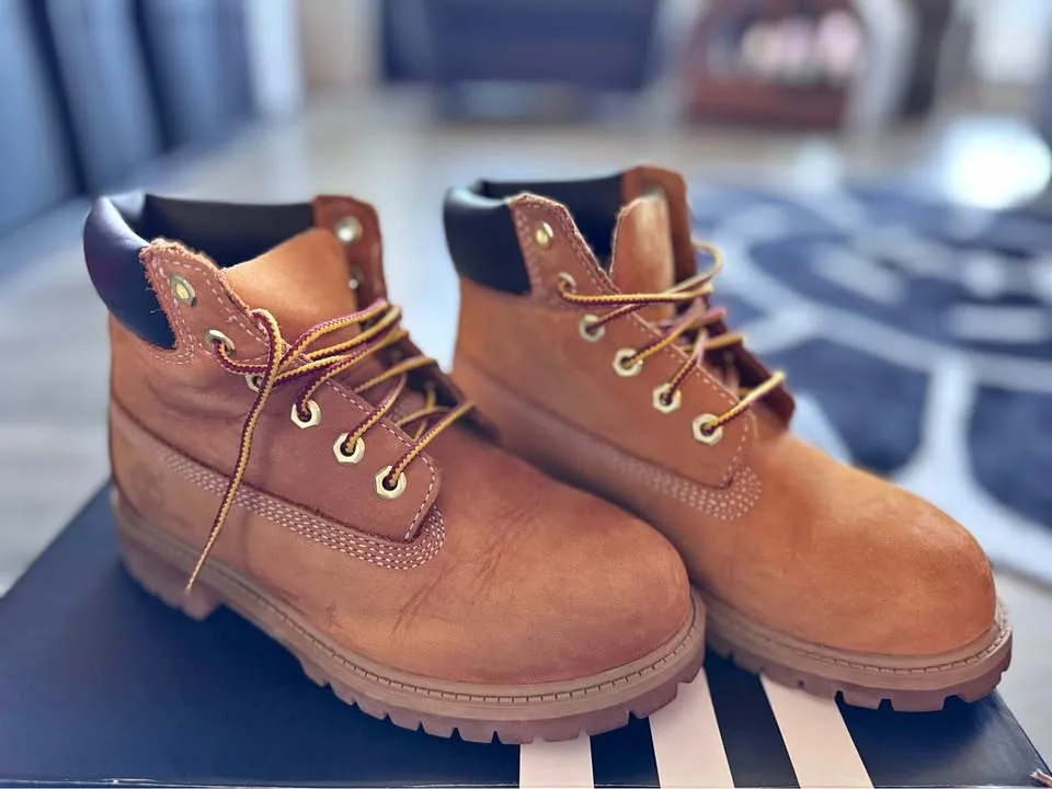 Timberland 6-inch Premium Waterproof Boots Size 2W thumbnail