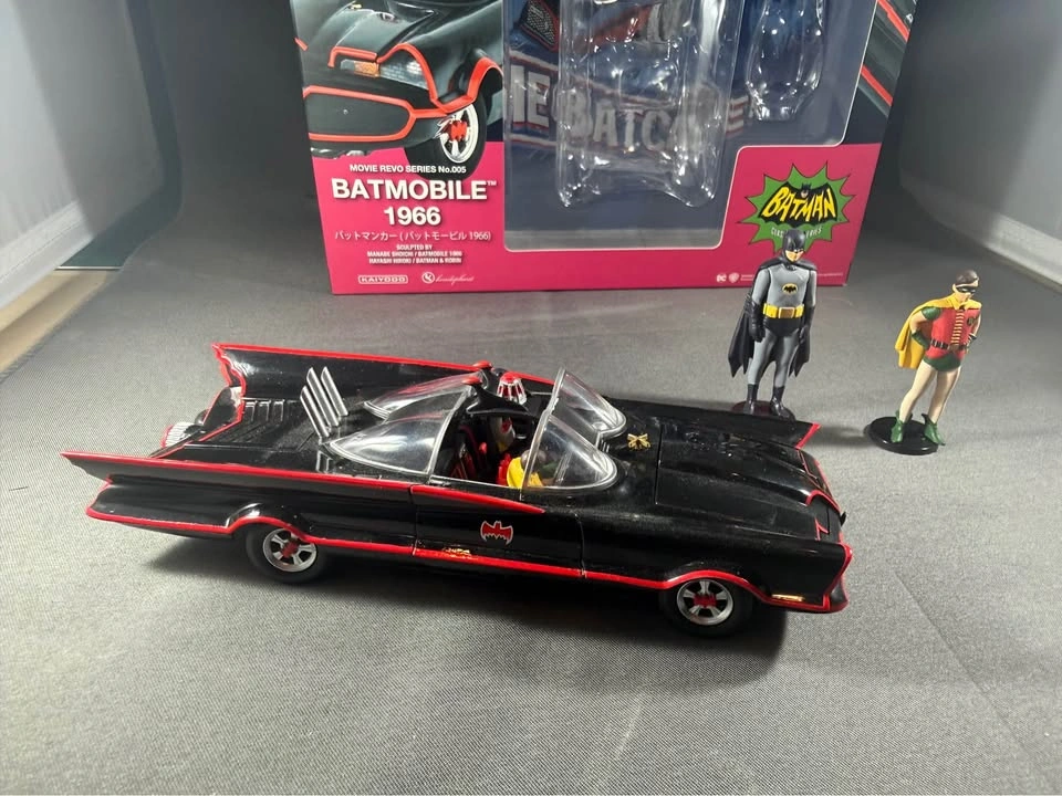 REVO Movie FIGURE COMPLEX 66 Batmobile with 4 Figures - photo 2