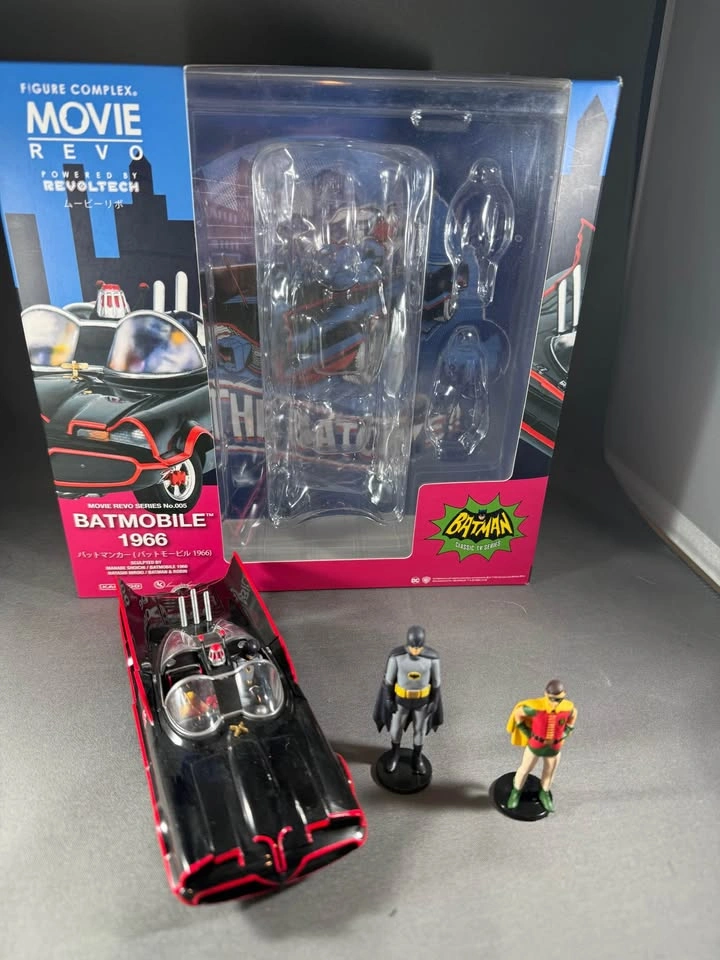 REVO Movie FIGURE COMPLEX 66 Batmobile with 4 Figures - photo 3