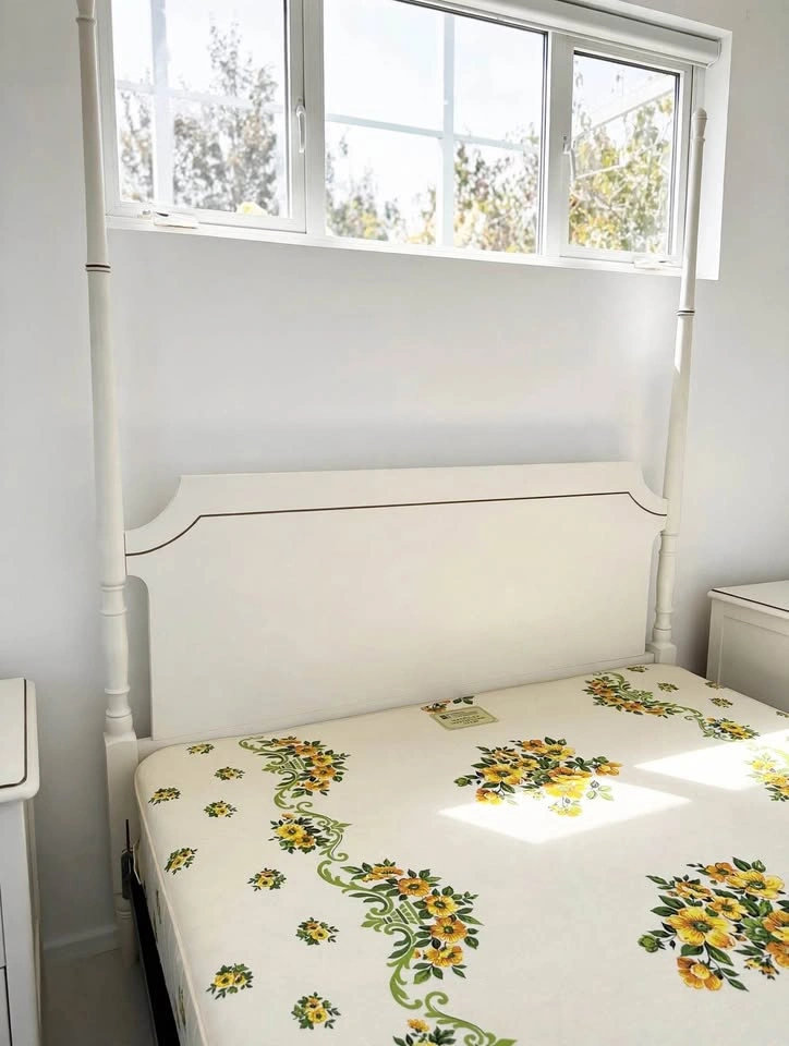 Double/Full size White Four-Poster Bed Frame with Mattress - photo 2