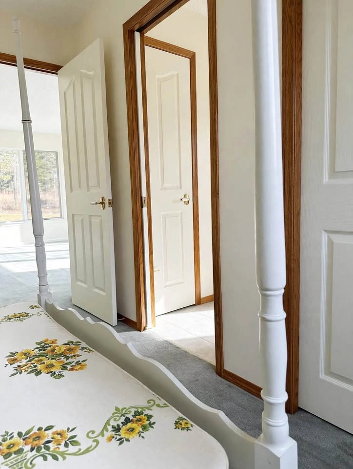 Double/Full size White Four-Poster Bed Frame with Mattress - photo 5