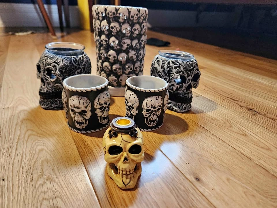 HALLOWEEN DECORATIONS! SKULLS!