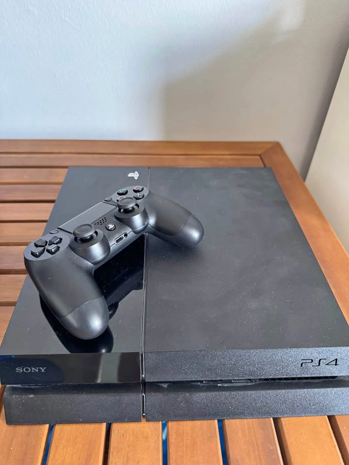 Sony PS4 500GB – Firmware 7.02 – Original Box & Complete Set