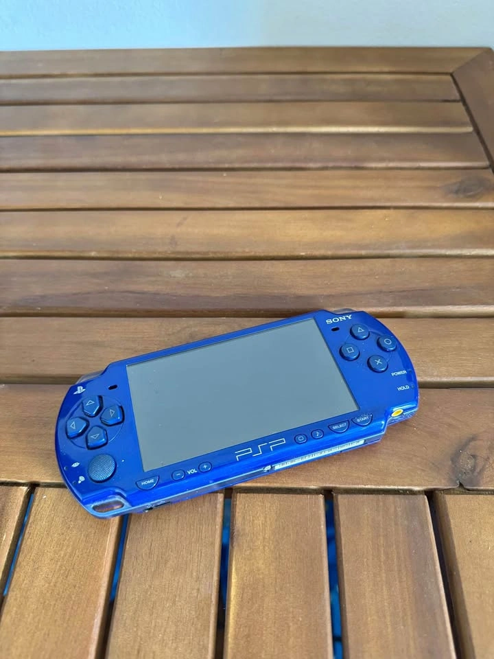 Sony PSP 2001 Metallic Blue – Limited Edition – Charger & Case