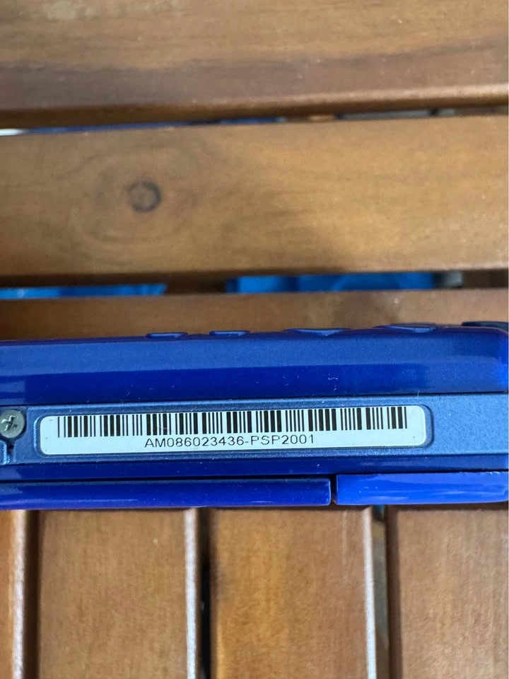 Sony PSP 2001 Metallic Blue – Limited Edition – Charger & Case - photo 2