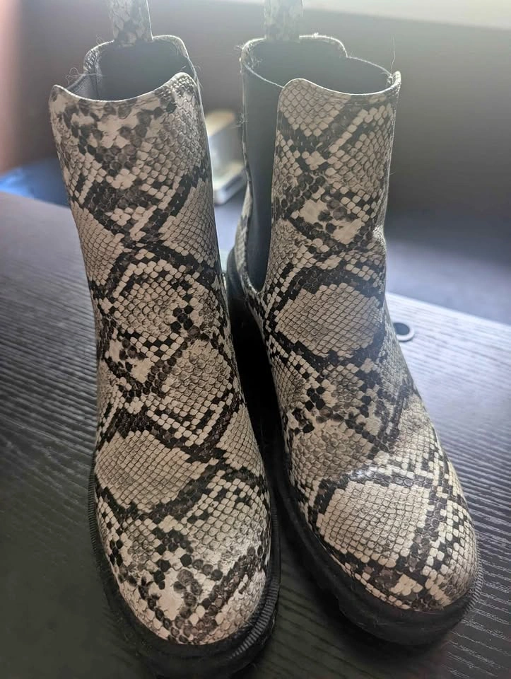 Harlow Snakeskin Chelsea Ankle Boots – Women's US 6