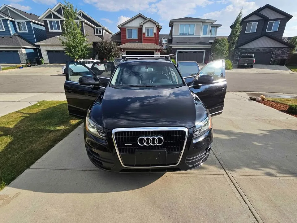 2010 Audi Q5 V6 – Well Maintained & Fully Loaded image indicator(3)