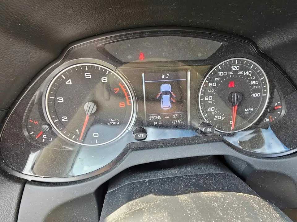 2010 Audi Q5 V6 – Well Maintained & Fully Loaded image indicator(7)