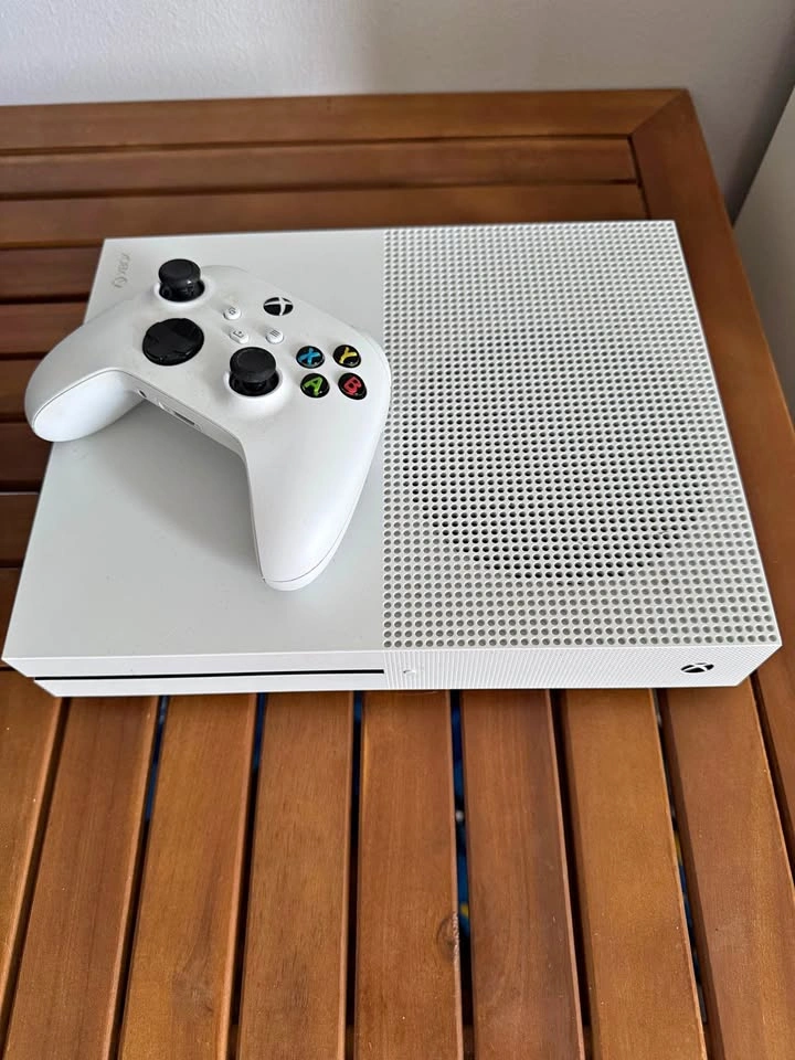 Xbox One S 1TB – Series X/S Controller + All Cables