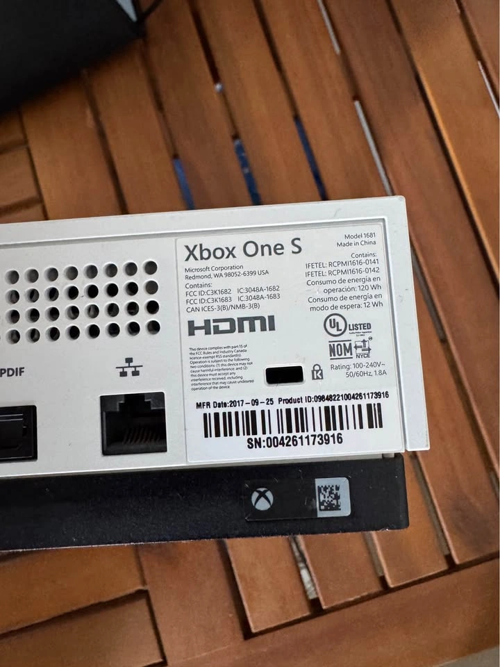 Xbox One S 1TB – Series X/S Controller + All Cables - photo 2
