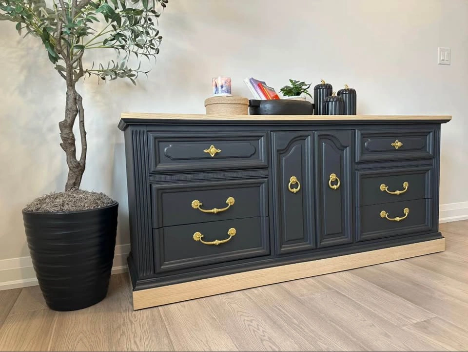 Elegant Black & Natural Wood Statement - photo 2
