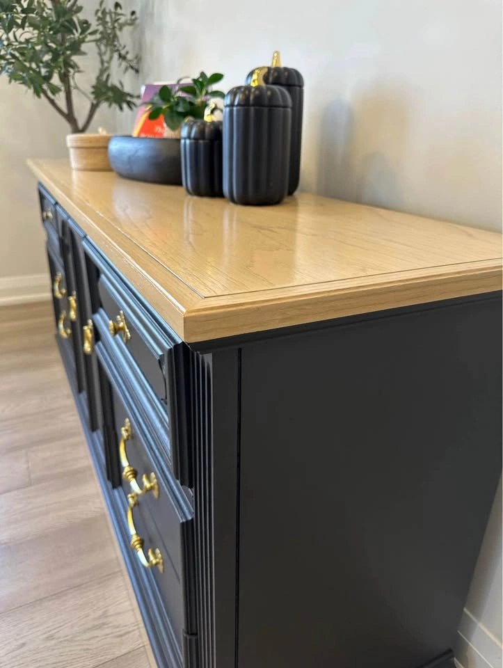 Elegant Black & Natural Wood Statement - photo 3