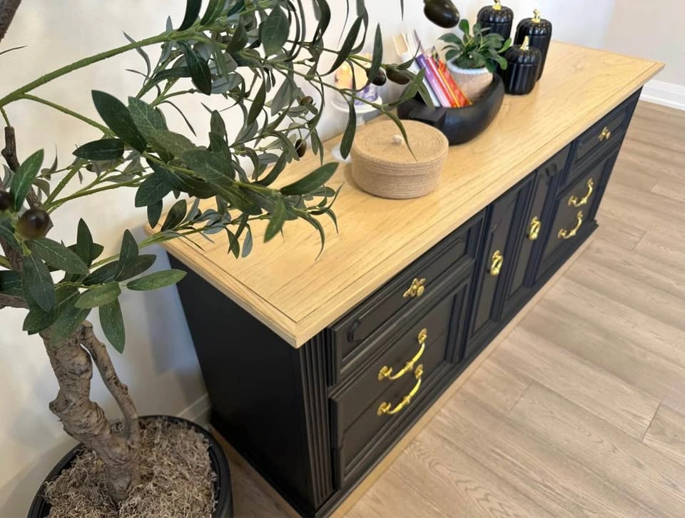 Elegant Black & Natural Wood Statement - photo 4