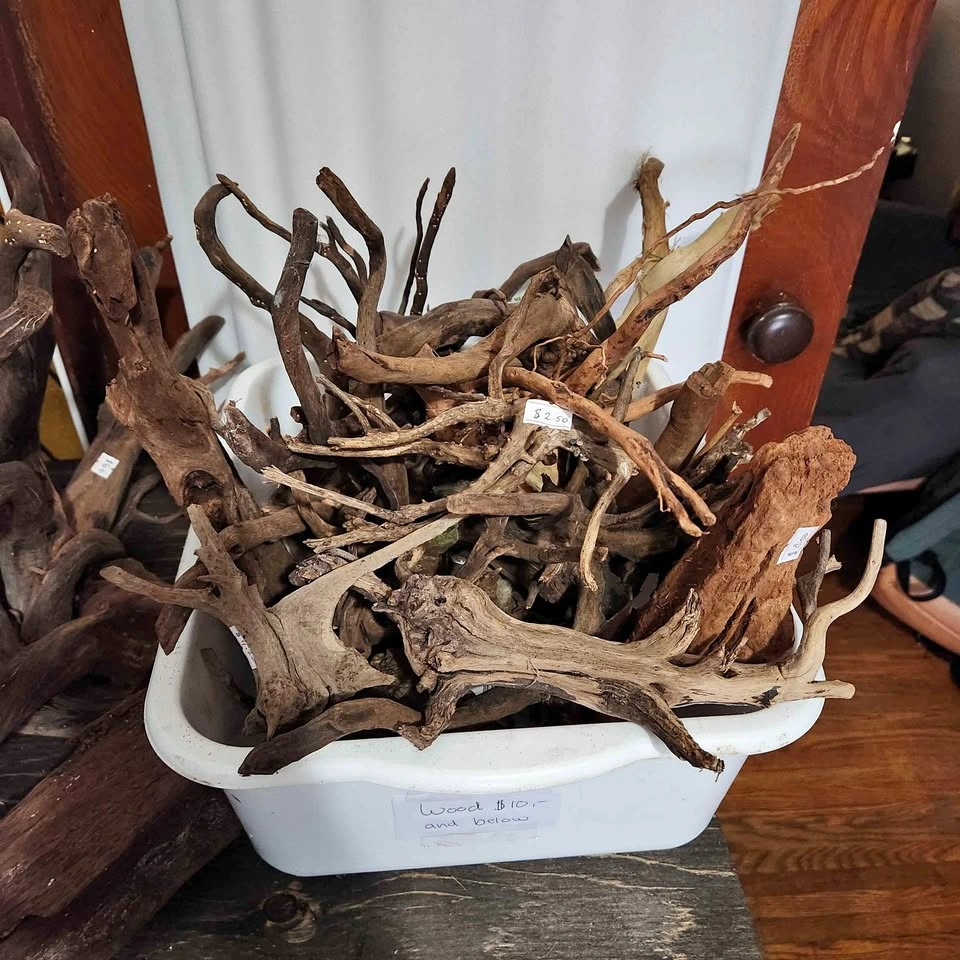 Lots of Driftwood & Rocks for Aquariums