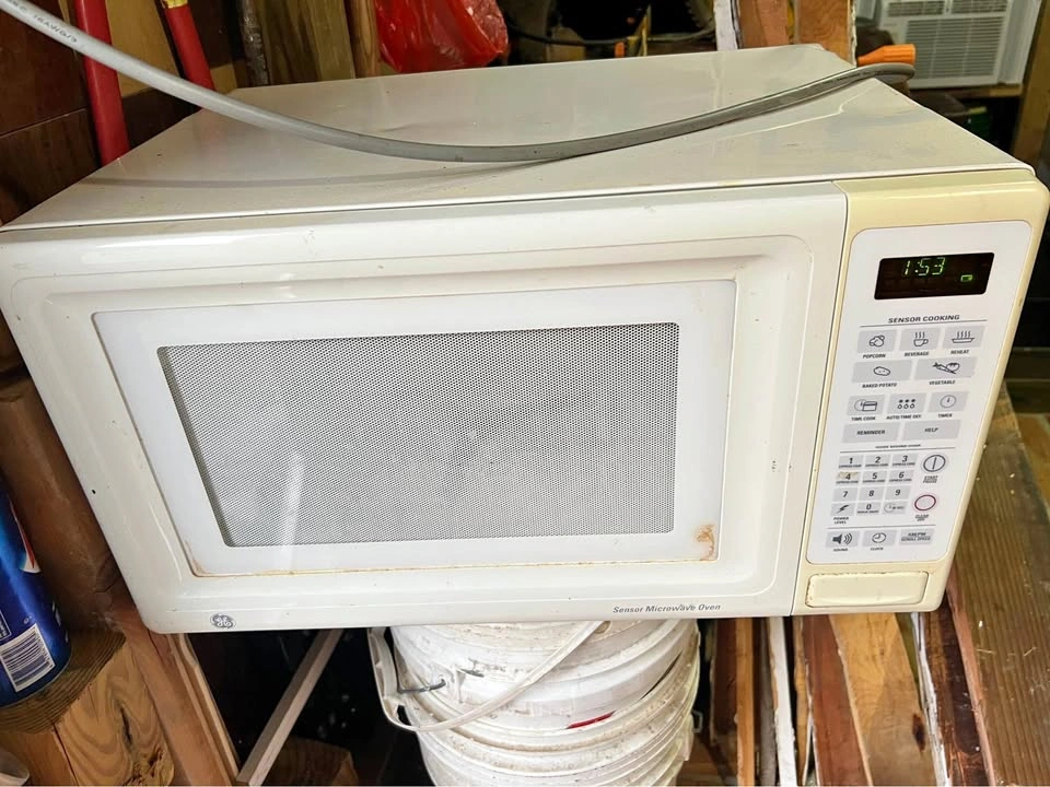 Microwave for sale - missing glass turntable tray
