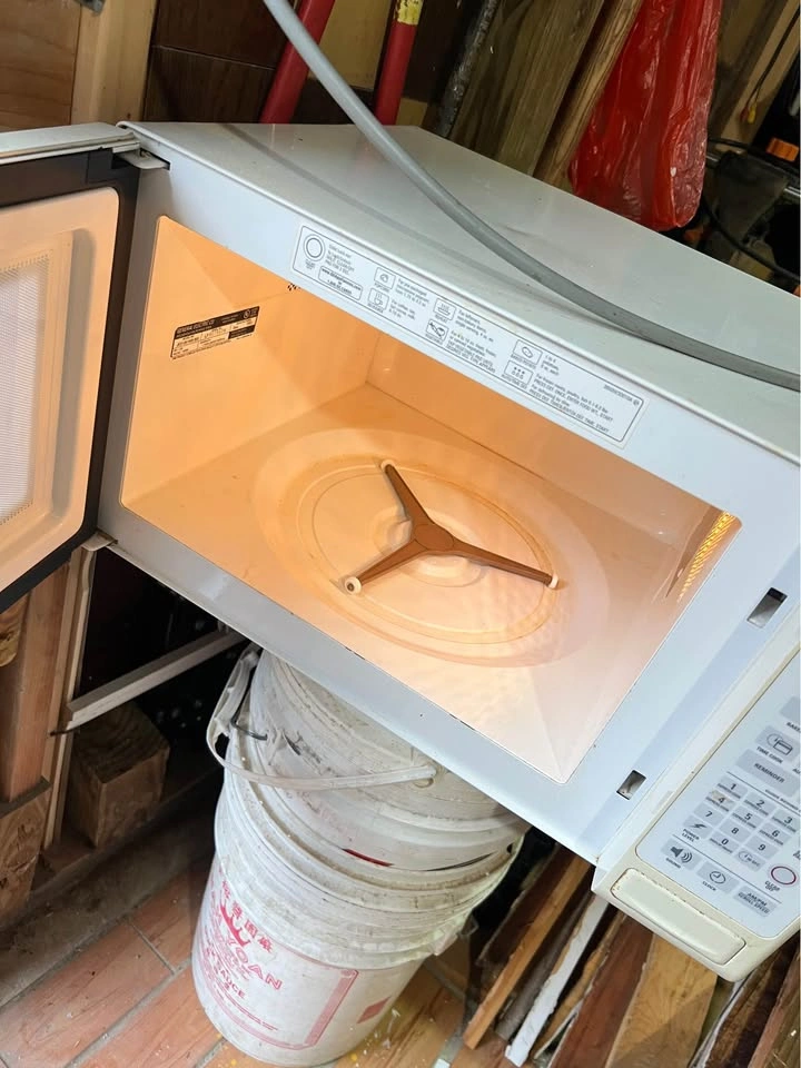Microwave for sale - missing glass turntable tray - photo 2