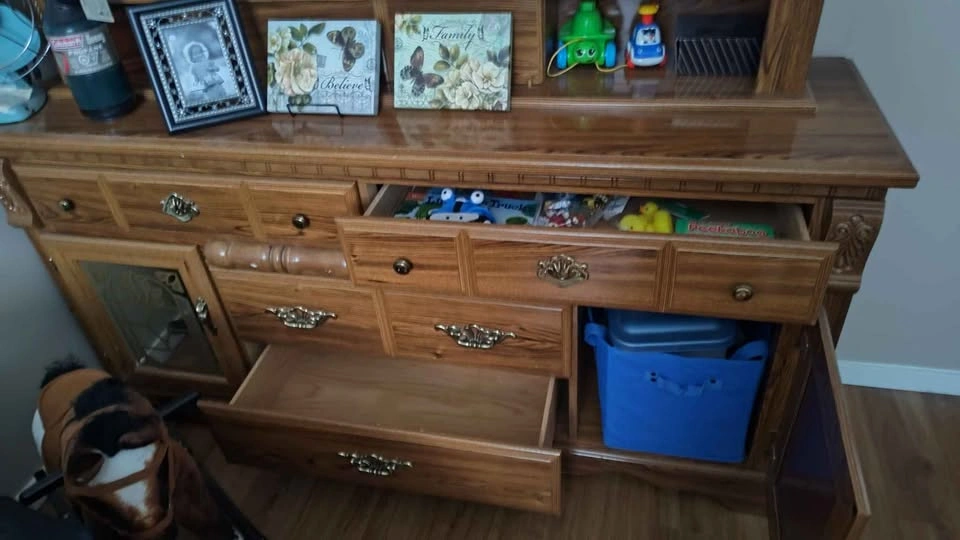 Oak Bedroom Set: Dresser, Hutch, Two Nightstands & Headboard - photo 2