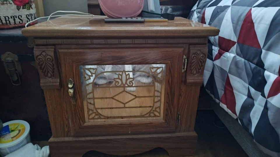 Oak Bedroom Set: Dresser, Hutch, Two Nightstands & Headboard - photo 3