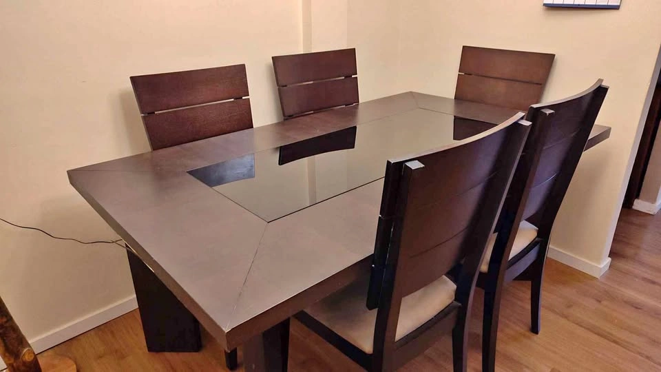 $100 DISCOUNT! Beautiful dining table & chairs
