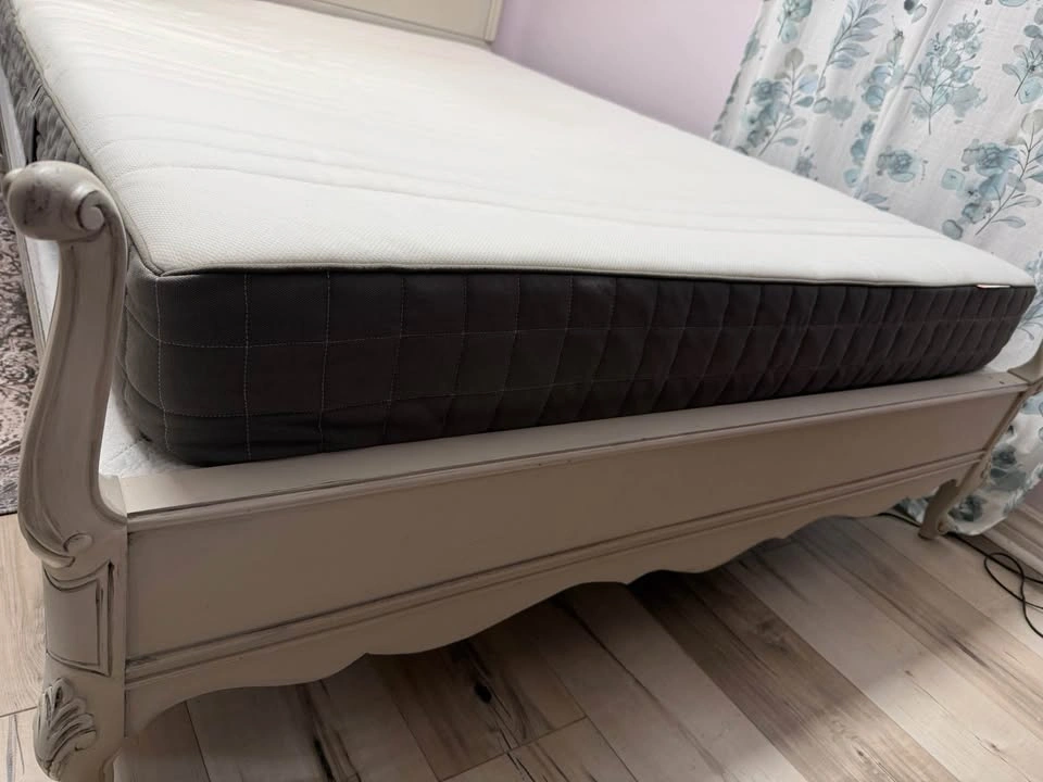 French Provincial Style Bed Frame (mattress & box spring not inc - photo 3