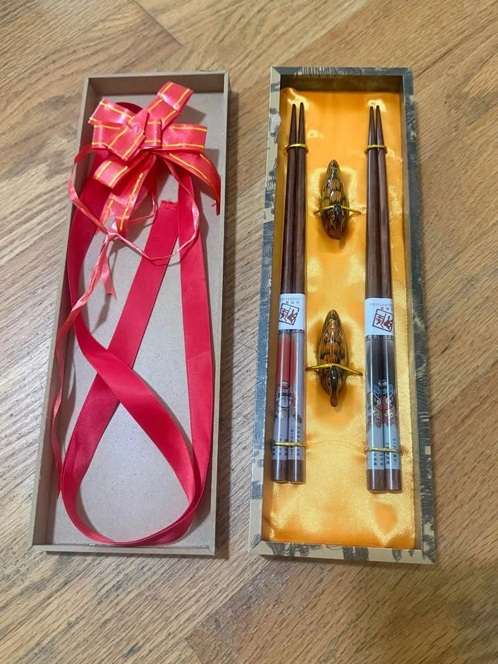 Decorative Wood Chopstick Gift Set | 2 Pairs + Mandarin Duck Cho