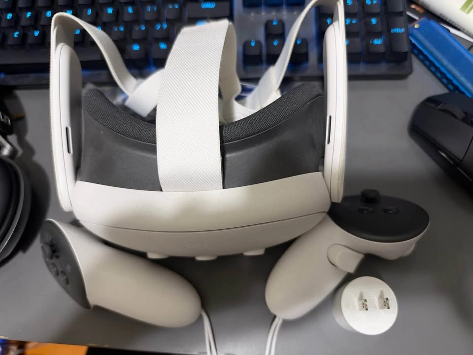 Meta Quest 3 VR Headset – Excellent Condition - photo 2