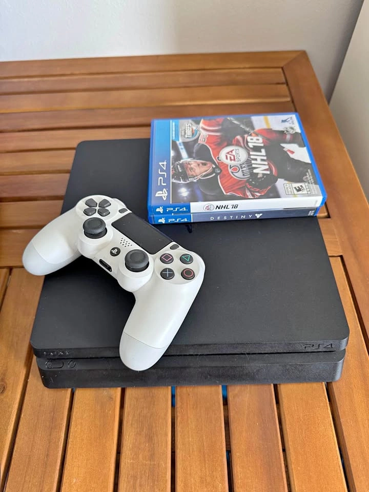 Sony PS4 Slim 1TB – White Controller + 2 Games