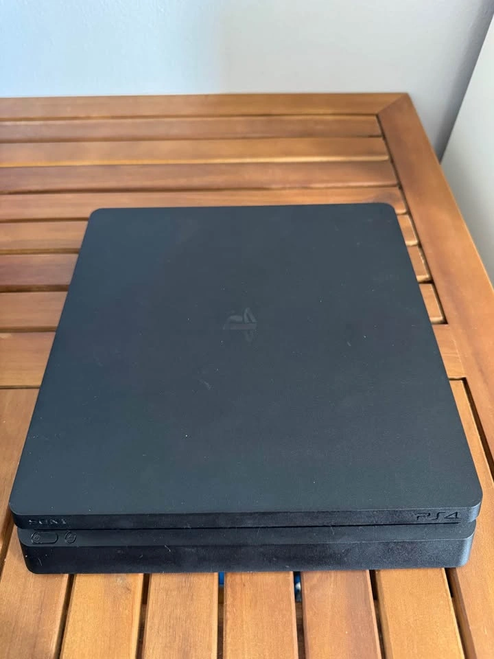 Sony PS4 Slim 1TB – White Controller + 2 Games - photo 2