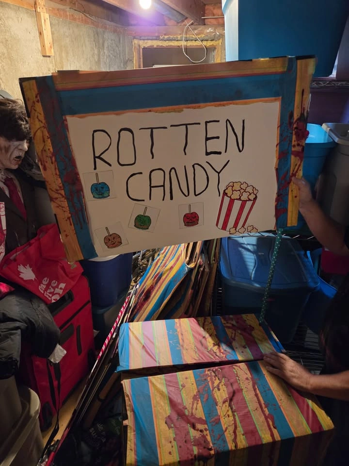 4 Clown Themed Boxes with Signs - Woodbine SW - photo 2