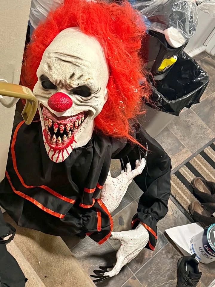 Animatronic Clown located in woodbine SW