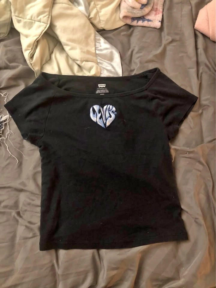 Levi's Heart Graphic T-Shirt