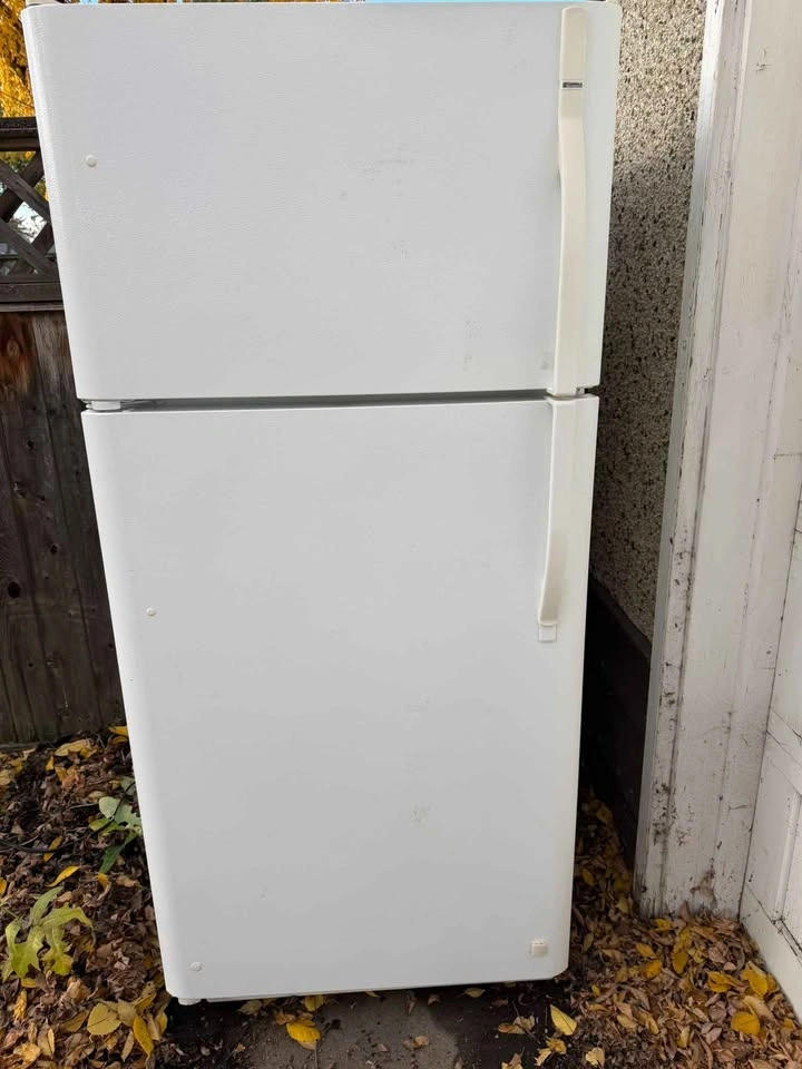 White Top-Freezer Refrigerator – For Parts / Repair