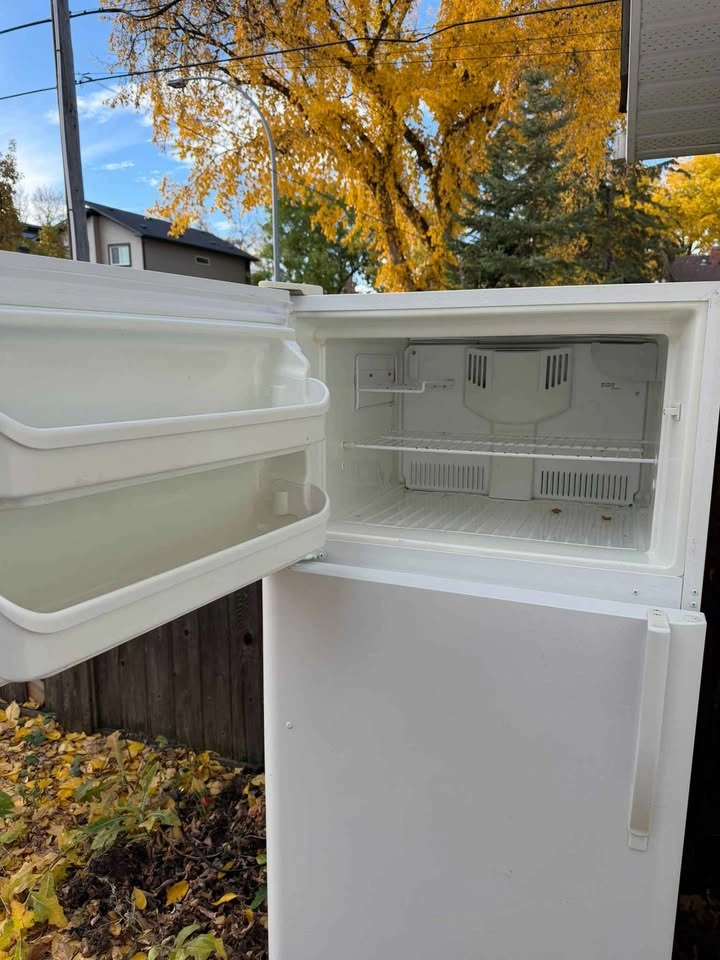 White Top-Freezer Refrigerator – For Parts / Repair - photo 2