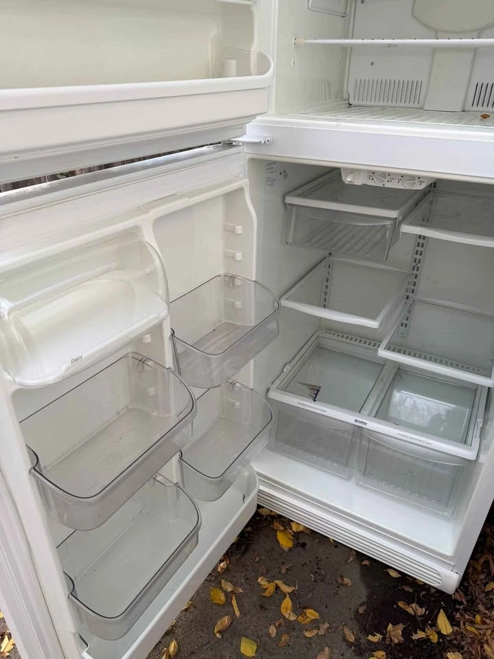 White Top-Freezer Refrigerator – For Parts / Repair - photo 3