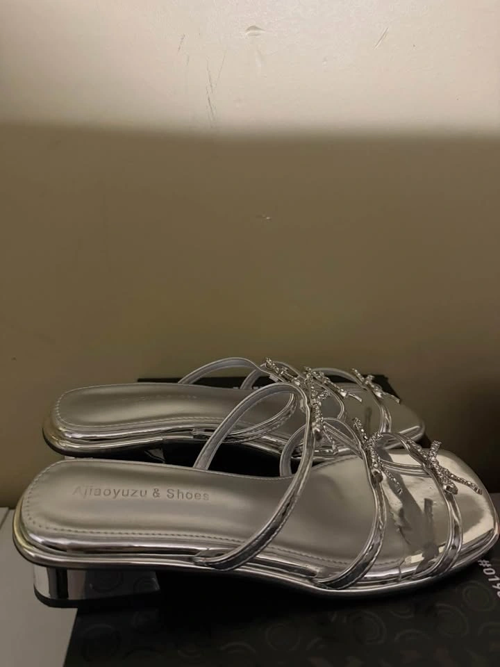 Silver Rhinestone Bow Sandals – Worn Once – Size 240 (24 cm) - photo 2
