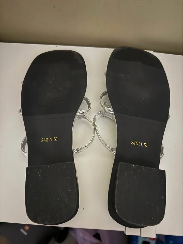 Silver Rhinestone Bow Sandals – Worn Once – Size 240 (24 cm) - photo 3